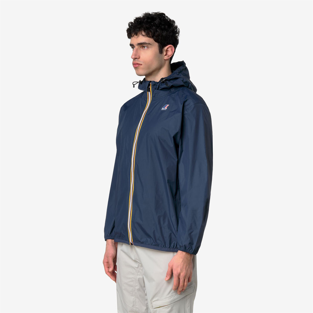 Jackets_UNISEX_LE VRAI 4.0 CLAUDE_Mid_Blue Insignia - Commercial 5