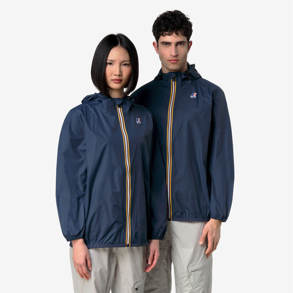 Jackets_UNISEX_LE VRAI 4.0 CLAUDE_Mid_Blue Insignia - Commercial 7