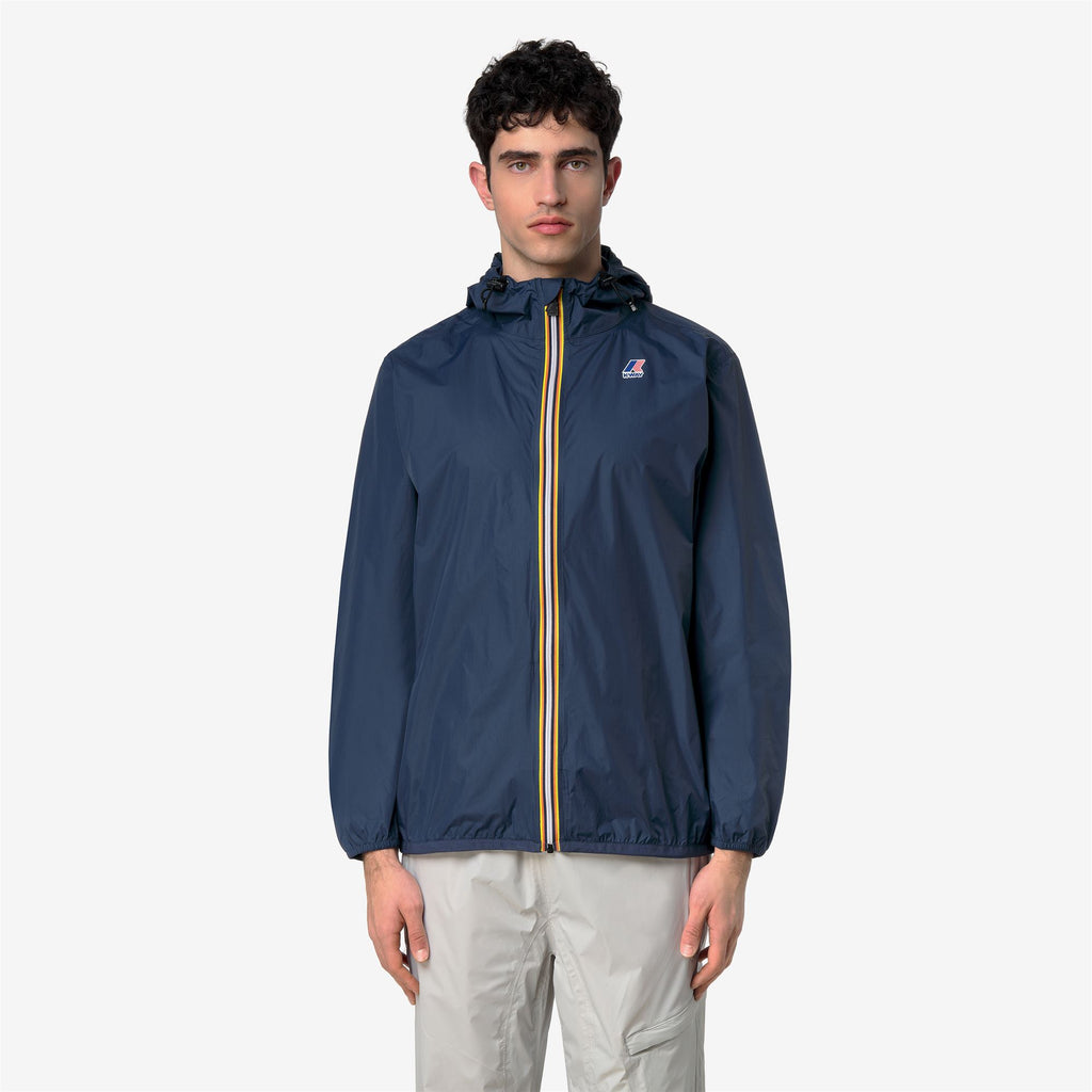 Jackets_UNISEX_LE VRAI 4.0 CLAUDE_Mid_Blue Insignia - Commercial 4