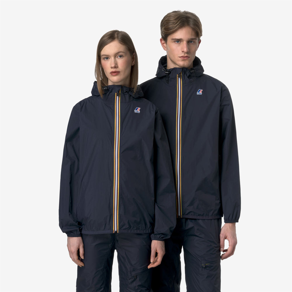 Jackets_UNISEX_LE VRAI 4.0 CLAUDE_Mid_Blue Depth - Commercial 7