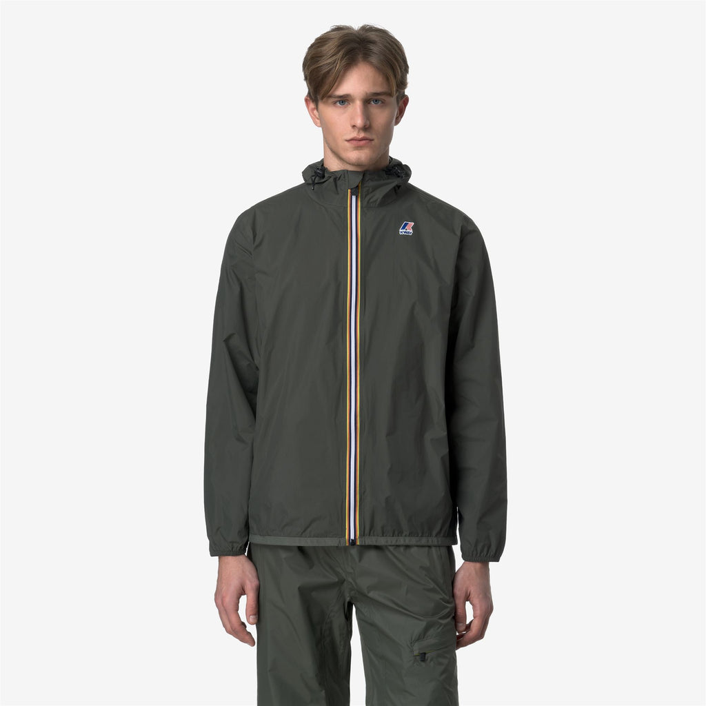 Jackets_UNISEX_LE VRAI 4.0 CLAUDE_Mid_GREEN BLACKISH - Commercial 2