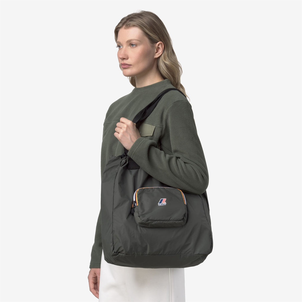 Bags_UNISEX_LE VRAI 4.0 VICTORINE_Shopping Bag_GREEN BLACKISH - Commercial 5