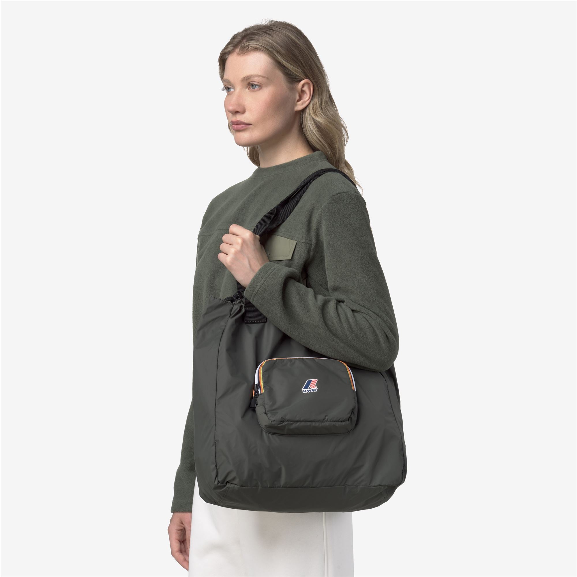 Bags_UNISEX_LE VRAI 4.0 VICTORINE_Shopping Bag_GREEN BLACKISH - Commercial 5
