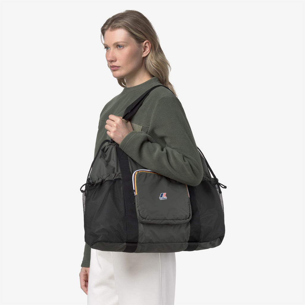 Bags_UNISEX_LE VRAI 4.0 JEANETTE_Tote Bag_GREEN BLACKISH - Commercial 5