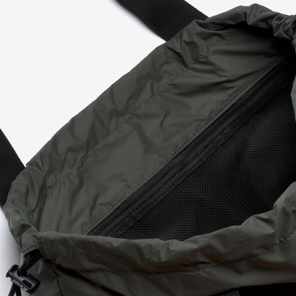 Bags_UNISEX_LE VRAI 4.0 JEANETTE_Tote Bag_GREEN BLACKISH - Commercial 3