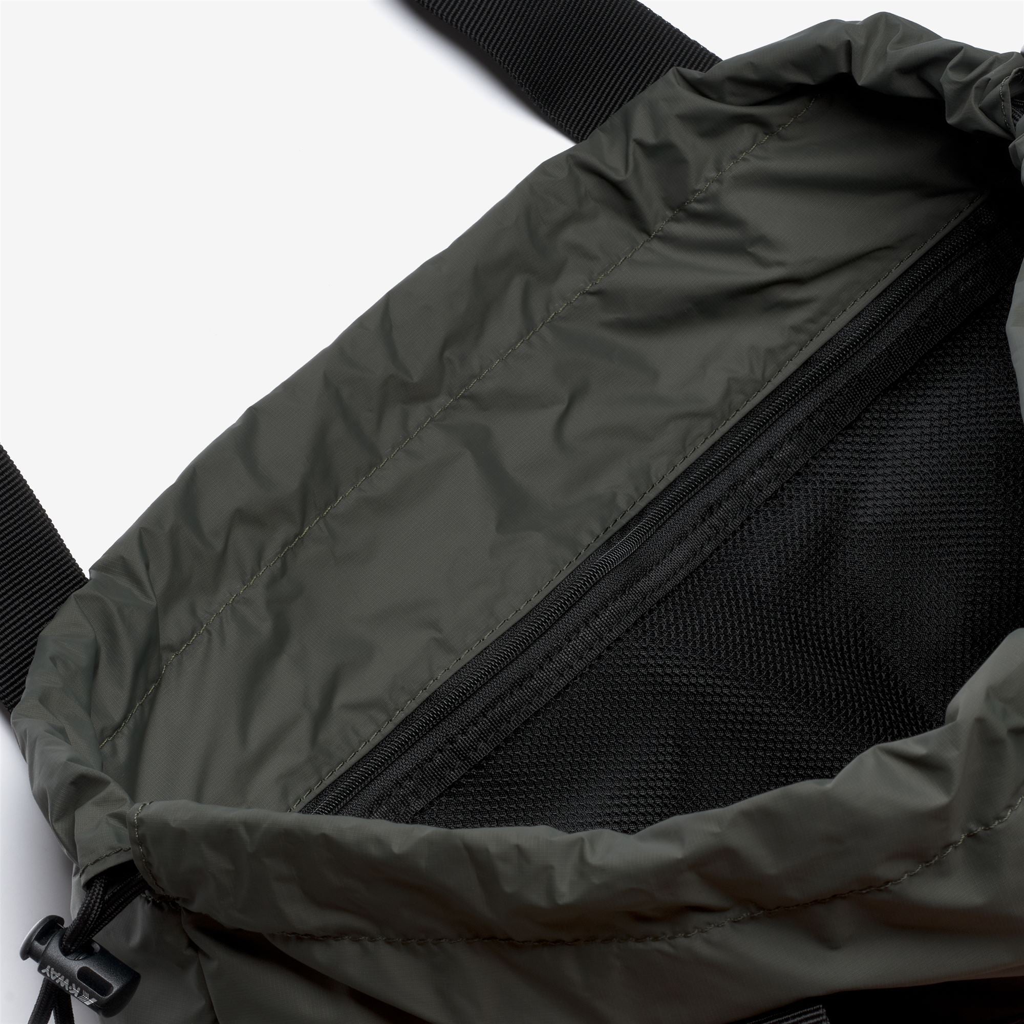 Bags_UNISEX_LE VRAI 4.0 JEANETTE_Tote Bag_GREEN BLACKISH - Commercial 3