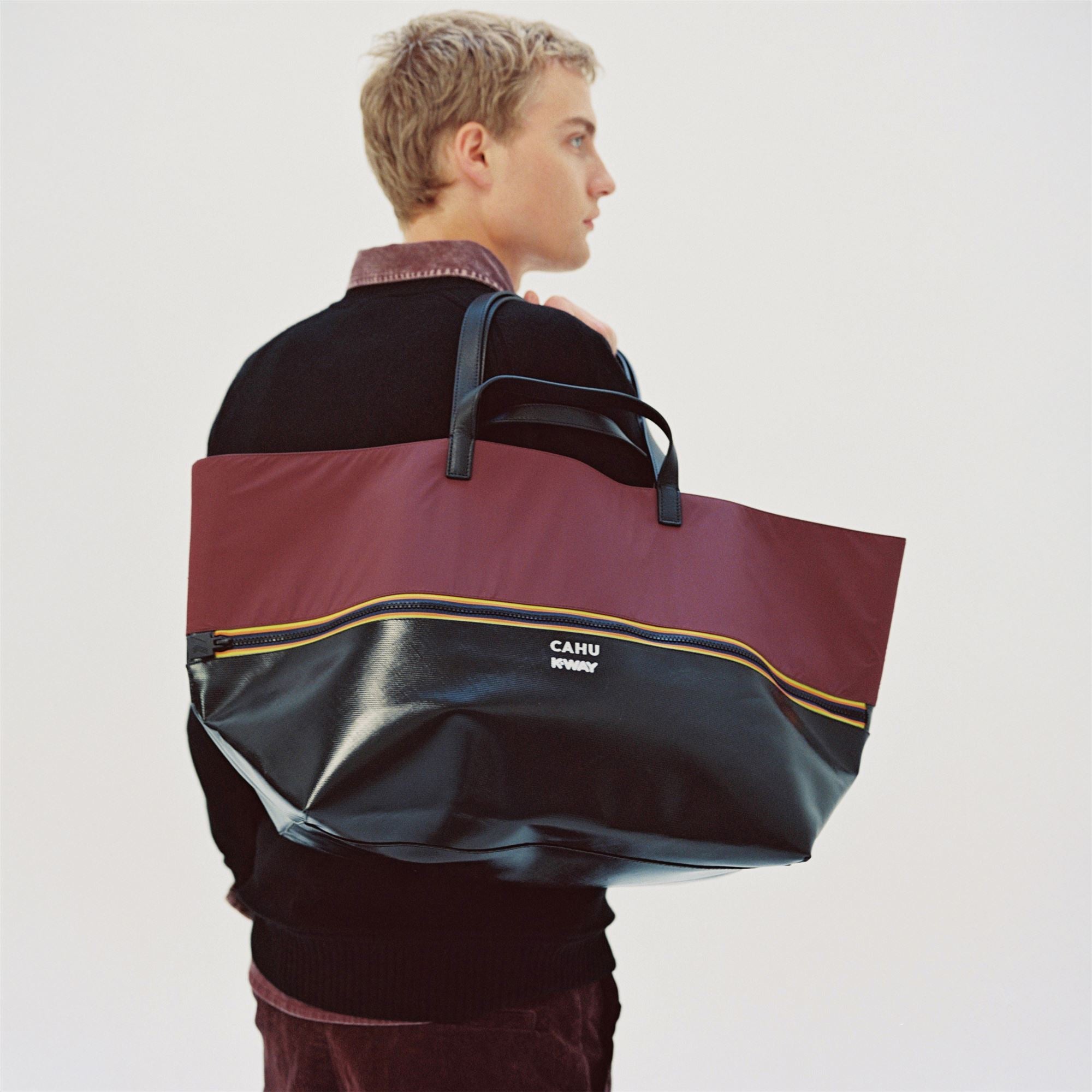 Bags_UNISEX_PRATIQUE MEDIUM_Tote Bag_Black-Red Dk Amaranto - Commercial 7