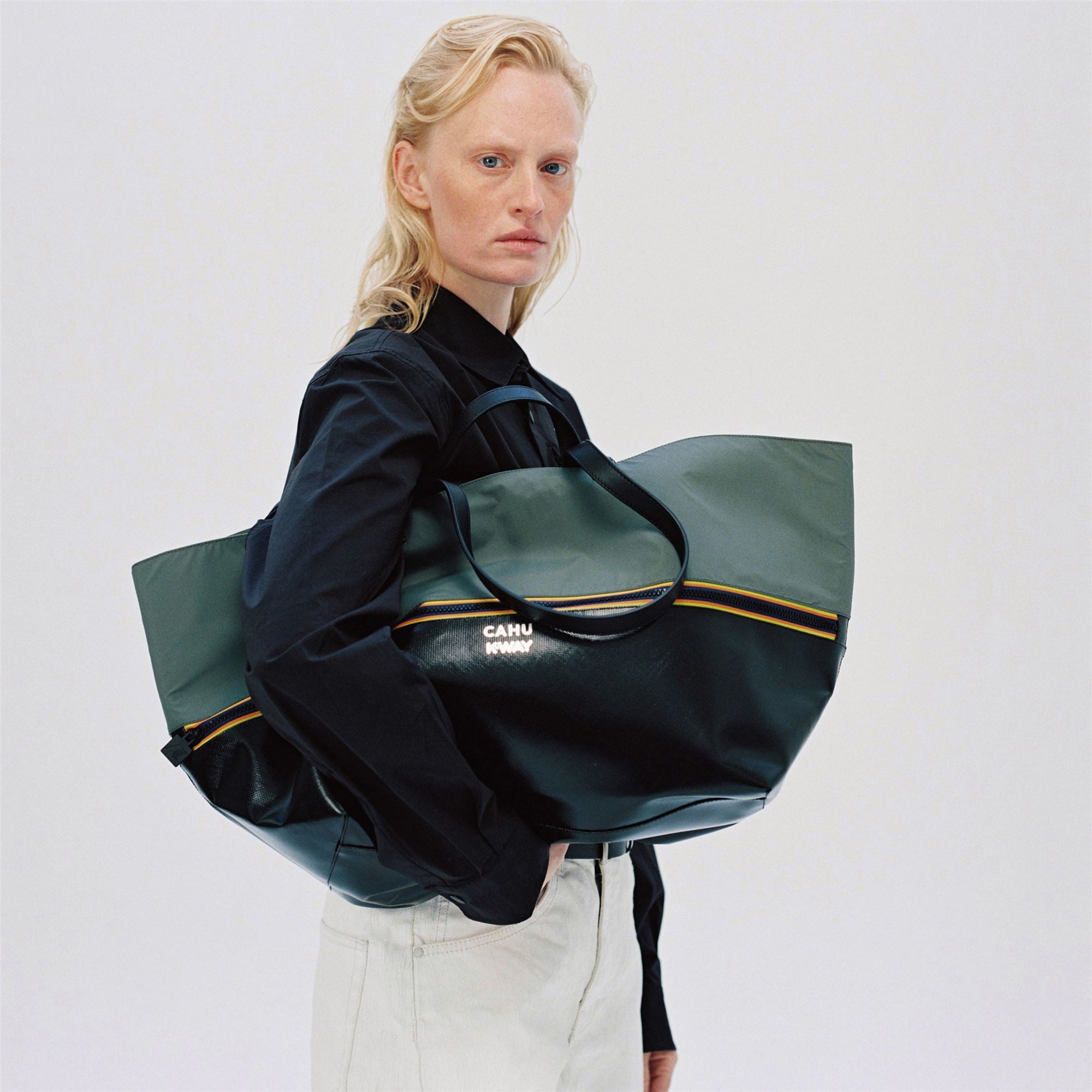 Bags_UNISEX_PRATIQUE MEDIUM_Tote Bag_Black-Green Greysh - Commercial 7