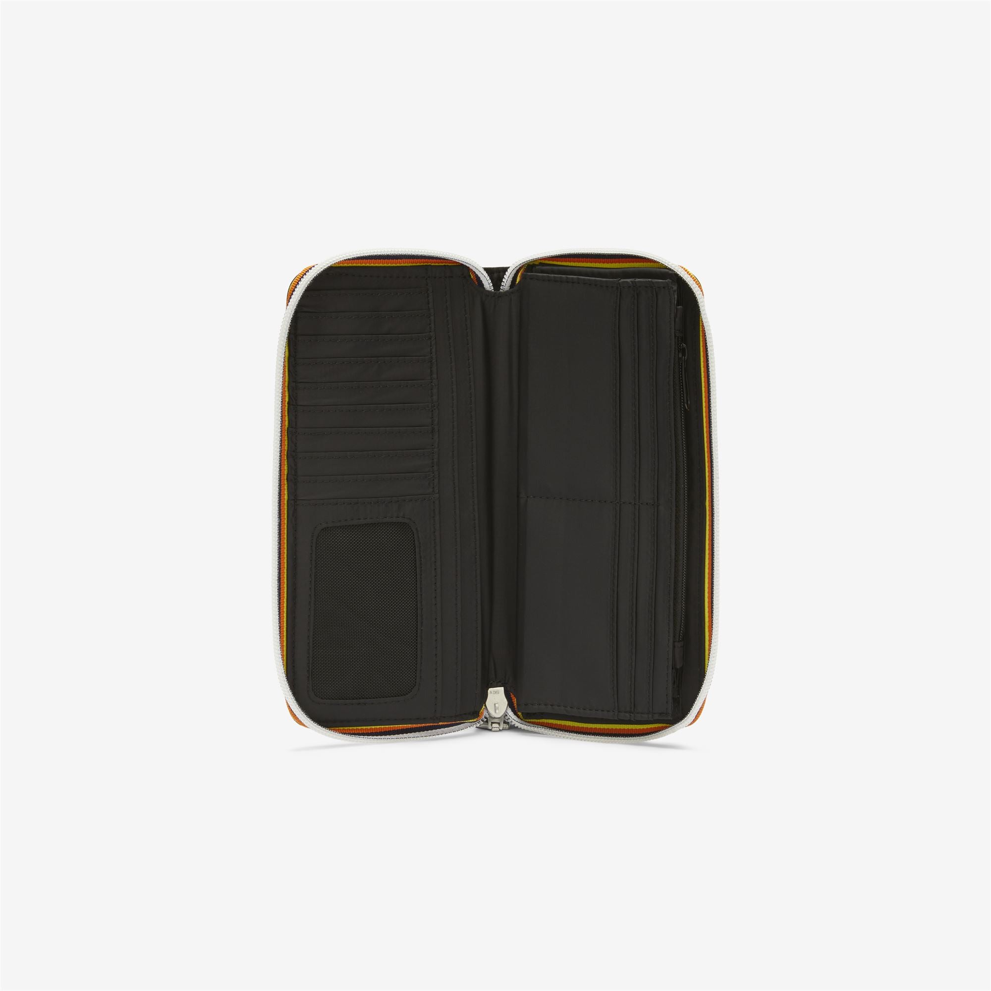 Small Accessories_UNISEX_FLUY_Wallet_Black Pure - Commercial 3