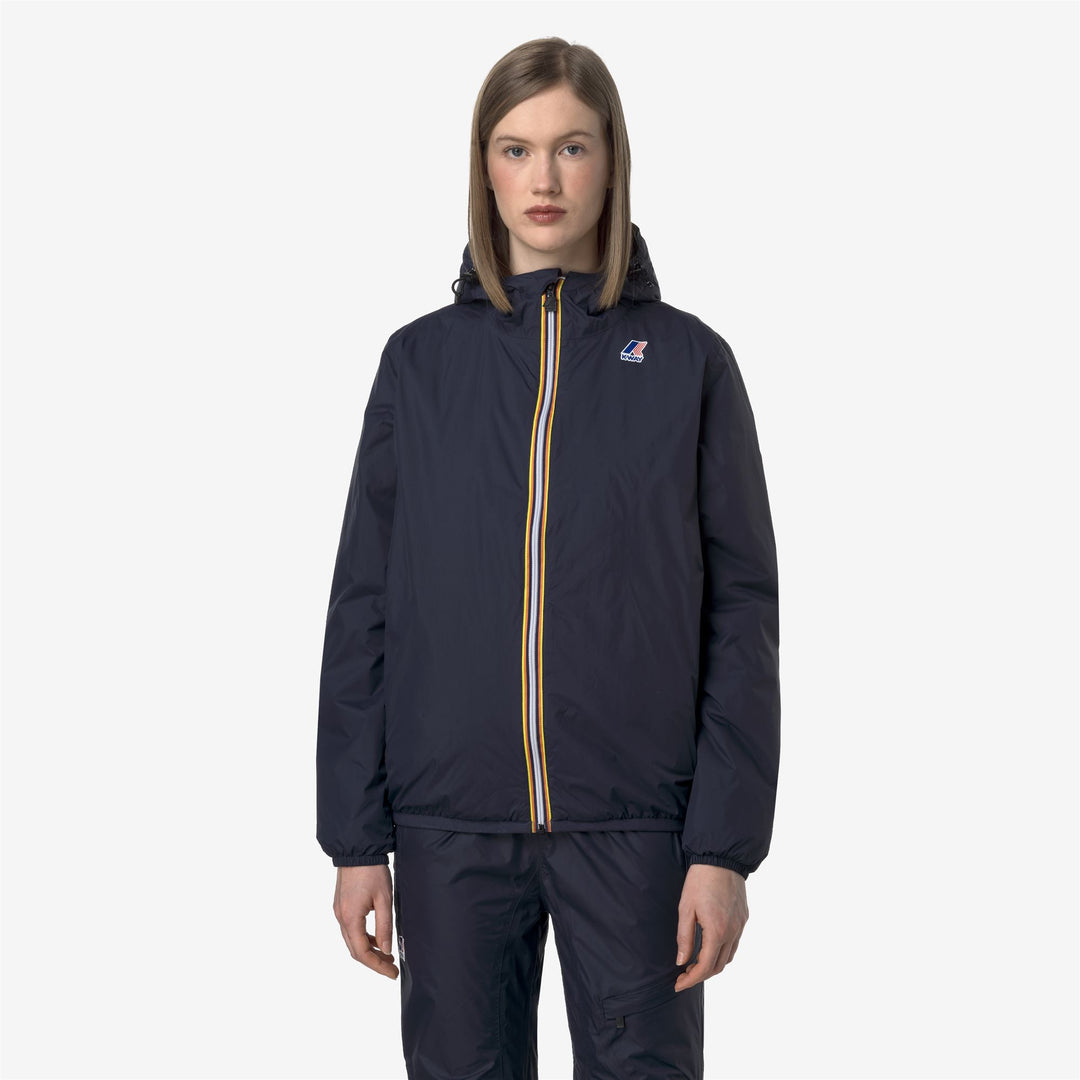 Jackets_UNISEX_LE VRAI 4.0 CLAUDE WARM_Mid_Blue Depth - DressedBack