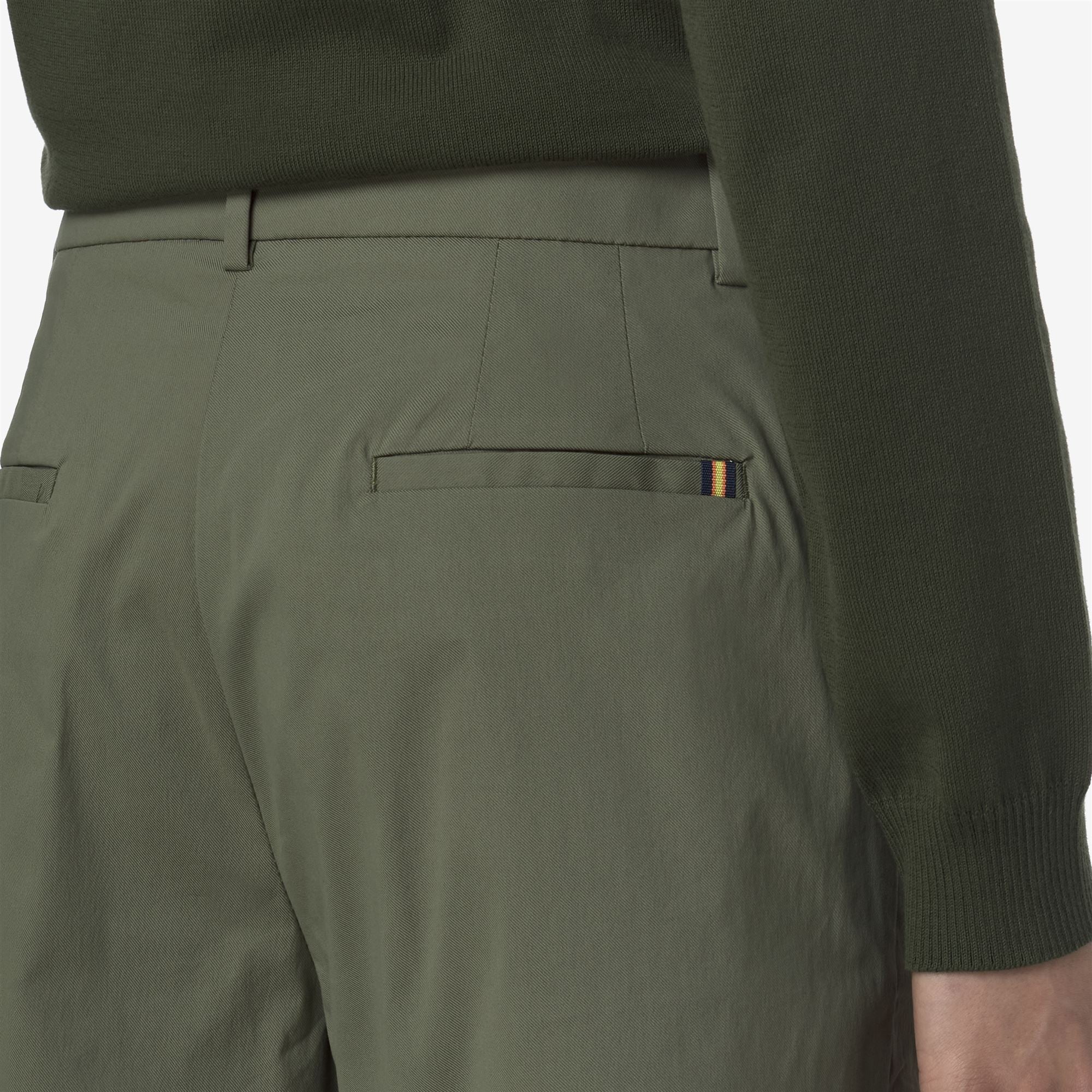 Shorts_WOMAN_NIVE TWILL TECH_Chino_Green Lichen - Commercial 7