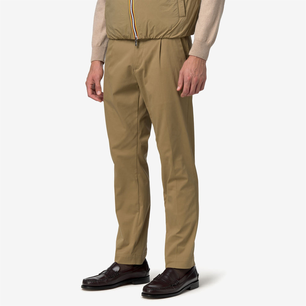 Pants_Man_AILTON TWILL TECH PEACH_Chino_Beige Khaki - Commercial 5