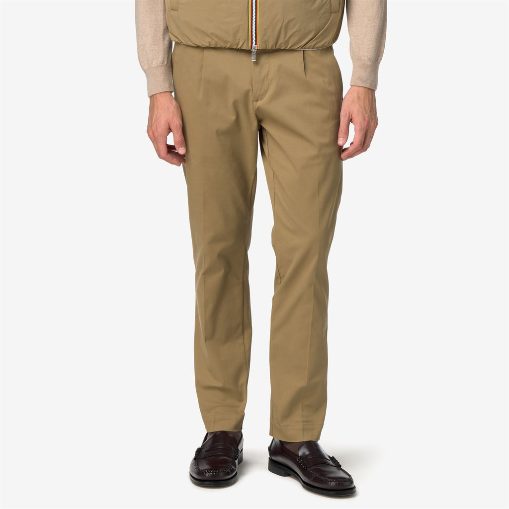 Pants_Man_AILTON TWILL TECH PEACH_Chino_Beige Khaki - Commercial 4