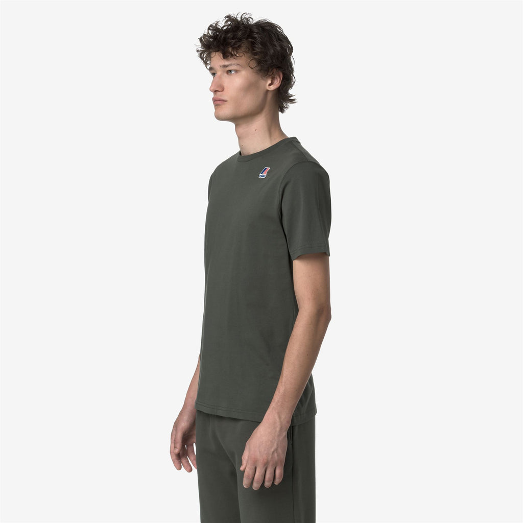 T-Shirts & Top_UNISEX_LEONIDE_T-Shirt_GREEN BLACKISH - Commercial 5