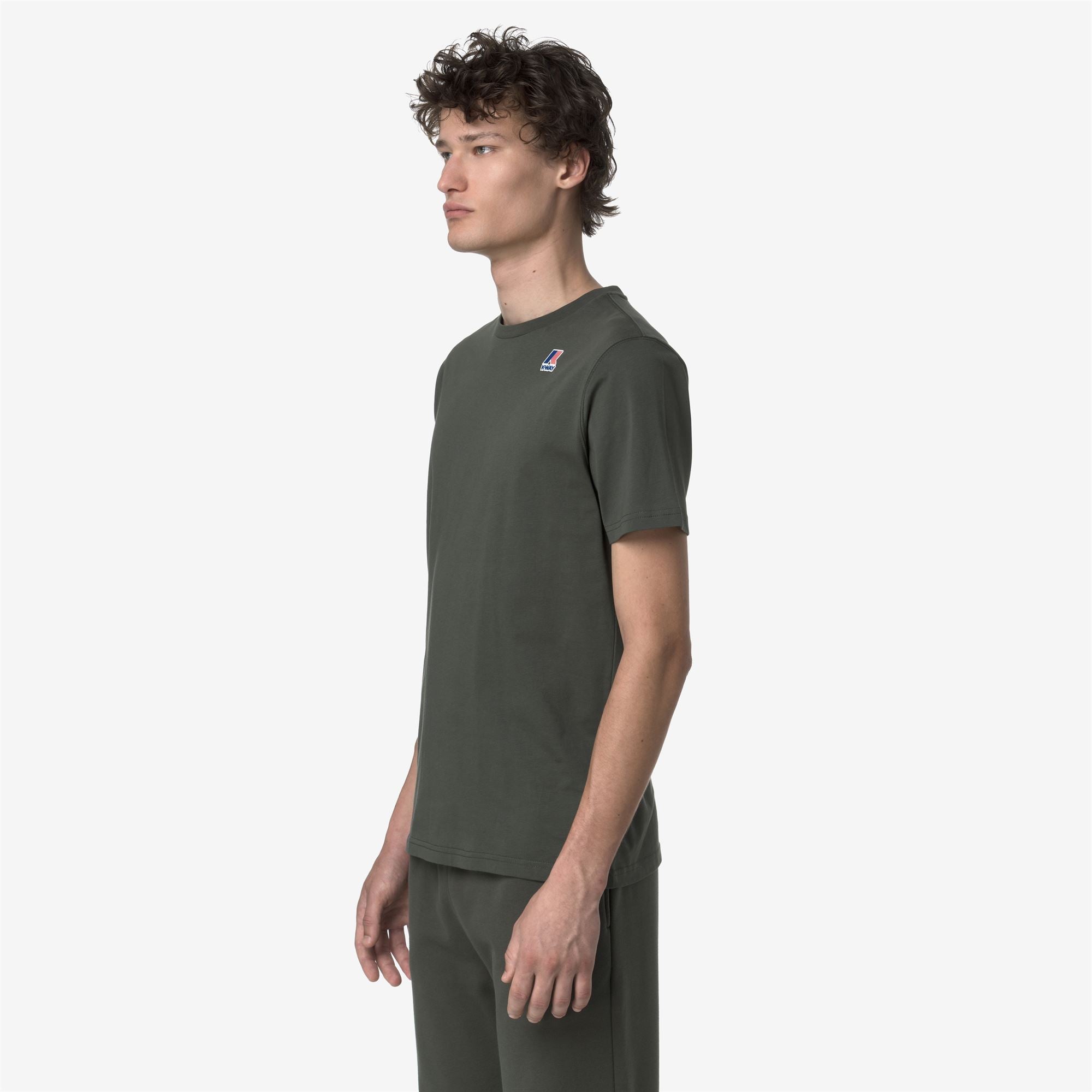 T-Shirts & Top_UNISEX_LEONIDE_T-Shirt_GREEN BLACKISH - Commercial 5