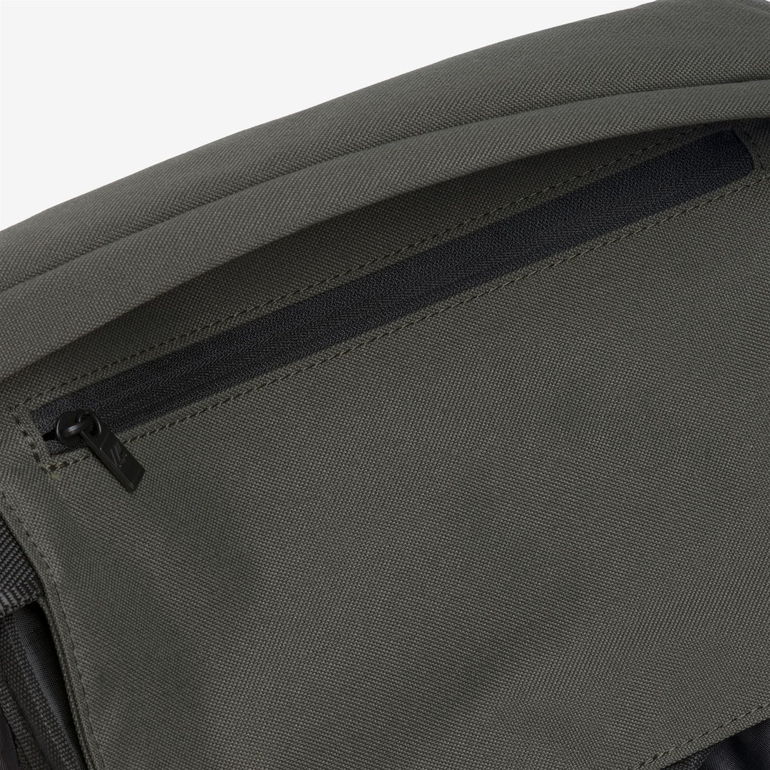 Small Accessories_WOMAN_LOANA_Beauty Case_GREEN BLACKISH - DressedSide